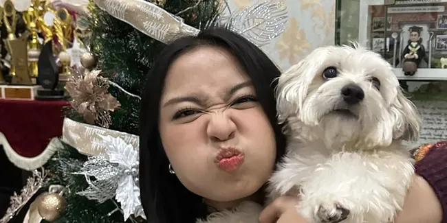 Bernadya Rayakan Natal 2025 Mudik ke Surabaya, Bagi-Bagi Kado dan Kenang 'Opa Santa'