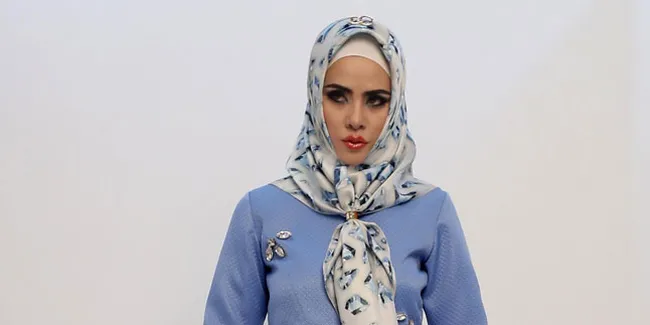 Berpose di Atas Troli, Angel Lelga Cantik Bak Artis Bollywood