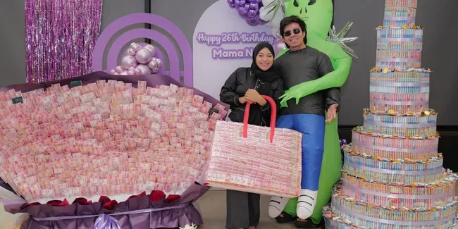 Berulang Tahun yang ke-26, Begini Alasan Atta Halilintar Kasih Hadiah Buket Uang Raksasa Untuk Aurel Hermansyah
