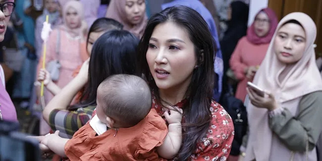 Betrand Peto Minum ASI Sarwendah, Penyebabnya Bikin Mata Berkaca-Kaca