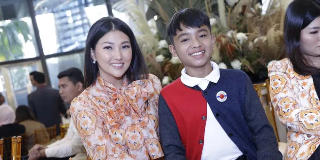 Betrand Peto Pulang Telat, Sarwendah Cemas Sampai Ketiduran di Sofa