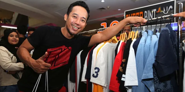 Bikin Brand Fashion Terbaru, Deni Cagur Main 'Keroyokan'