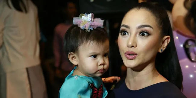 Bikin Haru! Usia 1 Tahun, Putri Ririn Ekawati Cuma Bisa Bilang 'Papa'