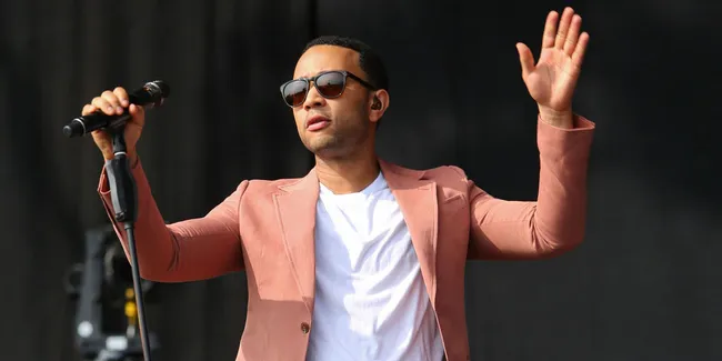 Bikin Iri! John Legend Dan Chrissy Teigen Pamer Kemesraan
