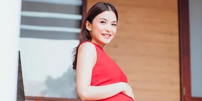 Bikin Salfok! Pose Hot Chelsea Olivia Pamerkan Babybump, Bergaya di Depan Cermin