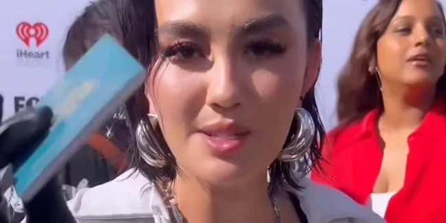 Bongkar Isi Tas Agnez Monica saat Hadir pada Acara iHeartRadio Music Awards 2024, Mulai dari Makeup Hingga Paspor Pacarnya