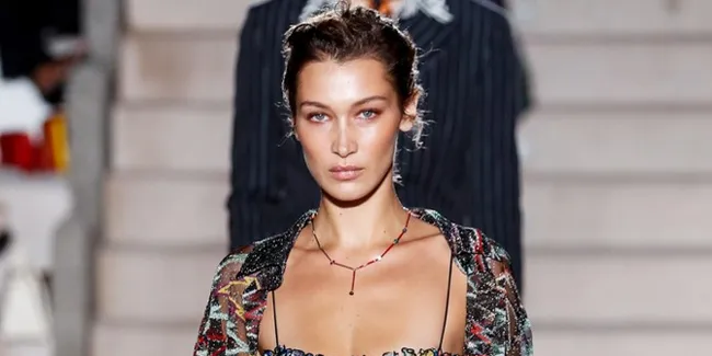 Bosan di Rumah, Bella Hadid Pamer Hasil Photoshoot Seksi di Atas Ranjang