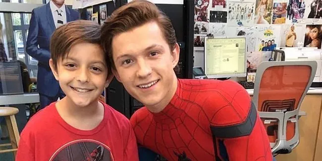 Break Syuting, Tom Holland Kunjungi RS Anak Pakai Baju Spider-Man