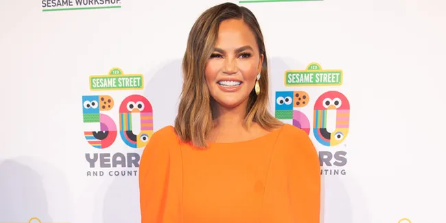 Bukan Cuma Wajah, Chrissy Teigen Juga Pakai Makeup Sampai Paha