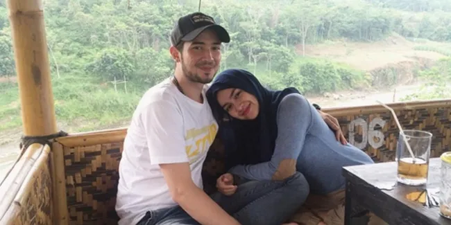 Bukan Makanan, Aryani Fitiriana Ngidam Pelihara Lumba-Lumba