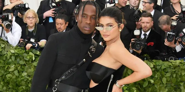 Bukan Travis Scott, Wajah Anak Kylie Jenner Malah Dibilang Mirip Bodyguard