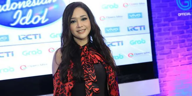 Bukan Untuk Ahmad Dhani, Maia Sebut 'I Love You' ke Danny Yang di Rumah