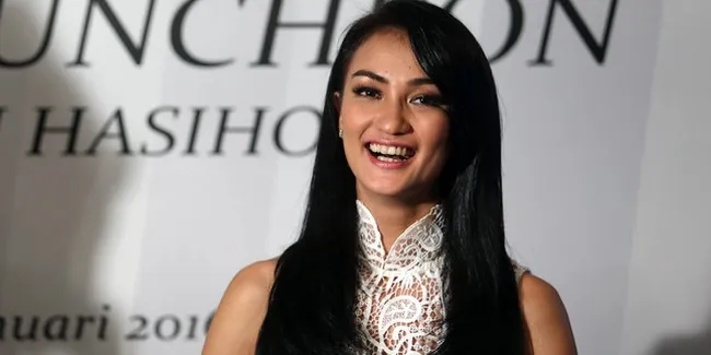 Butuh Tantangan , Atiqah Hasiholan Jadi 'Tukang Ojek' Cantik