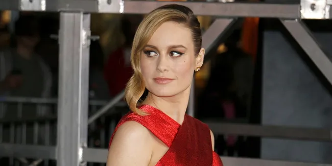 Captain Marvel Kenakan 6 Infinity Stones Saat Hadiri Premiere 'AVENGERS: ENDGAME'