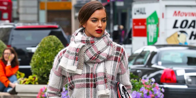 Cara Cerdas & Stylish Irina Shayk Untuk Sembunyikan Perutnya