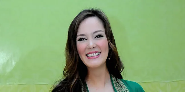 Cathy Sharon Lahirkan Anak Pertama Di Singapura