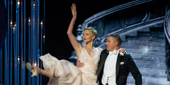 Channing Tatum dan Charlize Theron Berdansa di Panggung Oscar