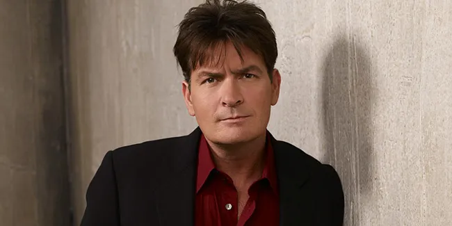 Charlie Sheen Ajak Bintang Porno Tinggal di Rumahnya