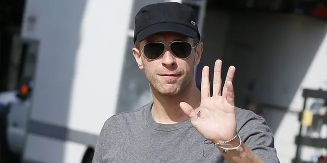 Chris Martin Ketahuan Kencan Dengan Wanita Cantik, Pacar Baru?