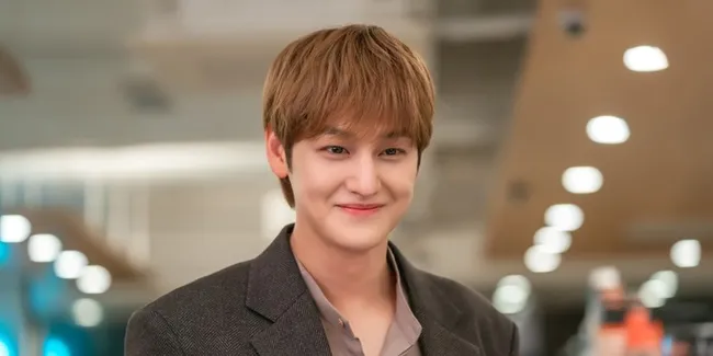 Comeback Romcom, Potret Terbaru Kim Bum di 'SOLD OUT ON YOU'