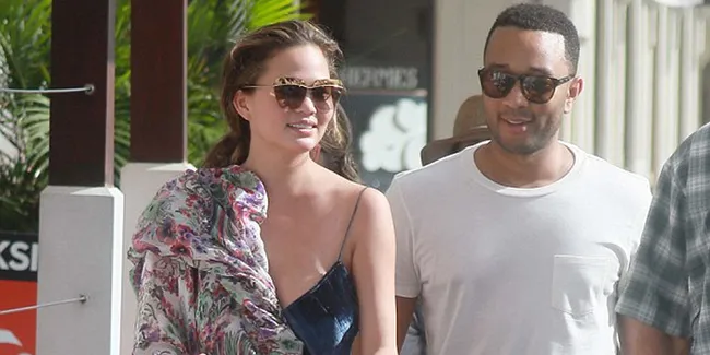 Cool & Casual, Gaya Chrissy Teigen - John Legend Saat Jalan-Jalan