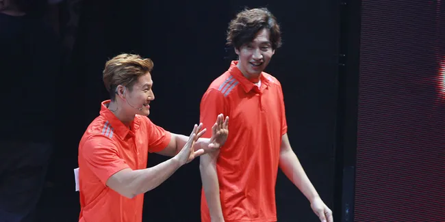 Cover Lagu HyunA, Lee Kwang Soo Tampil Seksi Dengan Dress