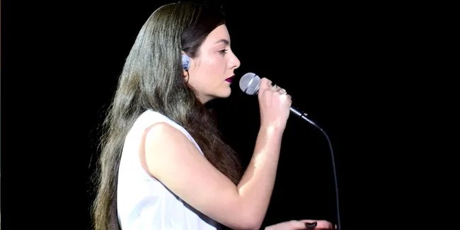 Cover Retrogade, Lorde Anggap Dirinya Popstar Abnormal!