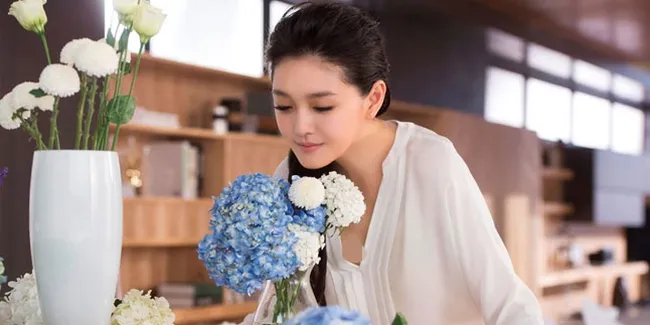 Cute, Baru 2 Tahun Anak Barbie Hsu Gendong Adik Yang Baru Lahir
