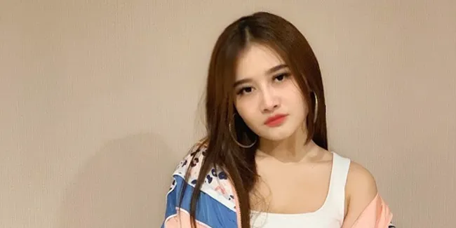 Dandan Ala Tukang Pijet, Lia Amelia Trio Macan Masih Tetap Cantik
