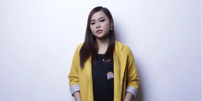 Selfi LIDA Nangis di Dalam Pesawat Setelah Dapat Kabar Mendadak Sang Ayah Meninggal Dunia