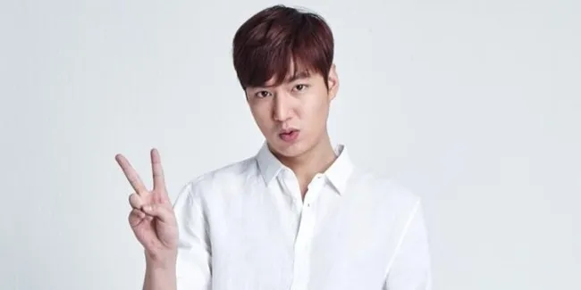 Dapat Penghargaan, Lee Min Ho Pamer Pose Cute Unyu
