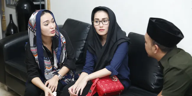 Datang ke Rumah Duka, Ayu Ting Ting Anggap Eko Patrio Layaknya Orangtua Sendiri