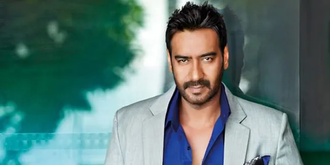 Datang Super Telat, Ajay Devgan Dilempar Sandal Oleh Fans