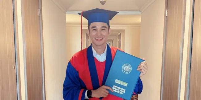 Defri Juliant Resmi Raih Gelar Sarjana Setelah Jalani Kuliah Sambil Berkarier