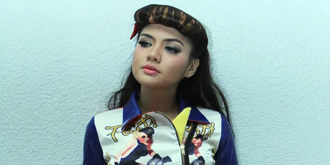 Desain Sepatu, Vicky Shu Gunakan Kain Nasional