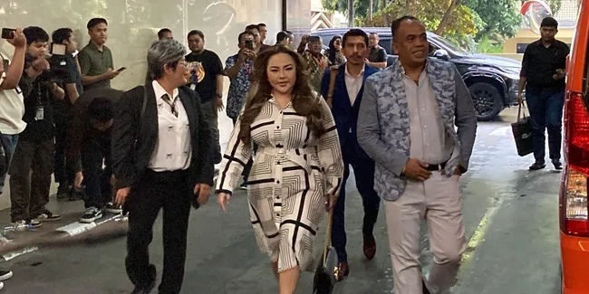 Detik-detik Lisa Mariana Datang ke Bareskrim Terkait Kasus Ridwan Kamil