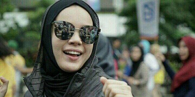 Dewi Sandra - Dewi Sandra Ikut Senang, Bandara Terapung 