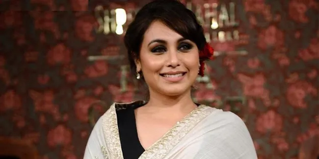 Di Antara Dua Perempuan Ini, Rani Mukherjee Nampak Mungil Imut