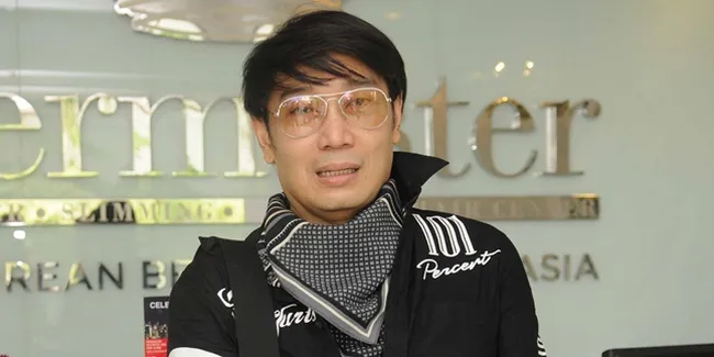 Di Tengah Pandemi, Desainer Adjie Notonegoro Bagi-Bagi Sembako ke Orang-Orang Tidak Mampu