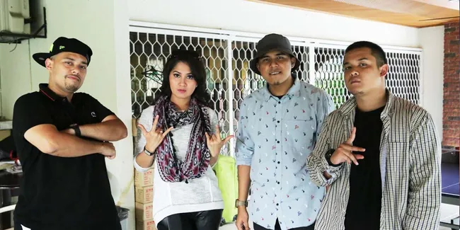 Digaet 2 Cowok Malaysia, Deasy Natalina Girang Banget?