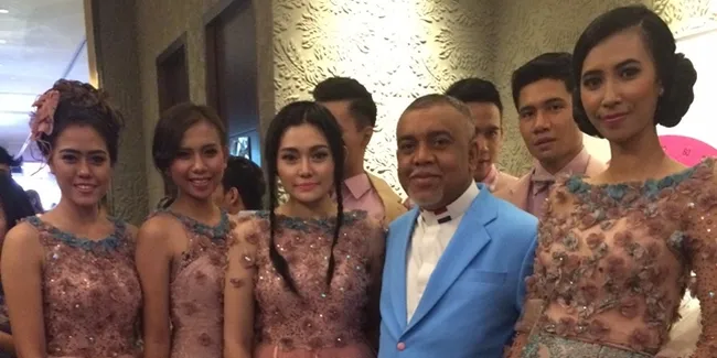 Dikelilingi Deretan Wanita Cantik, Pengacara Artis Ini Jadi Model