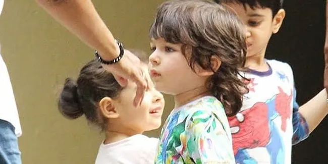 Dilarang Lakukan Sesuatu, Taimur Ali Khan Kesal dan Tendang Kaki Kareena Kapoor