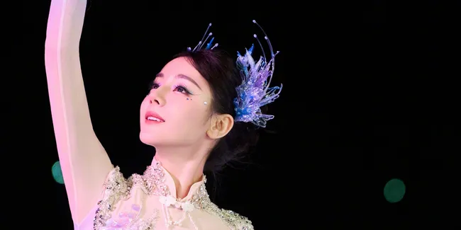Dilraba Dilmurat Menari di Kapal Pesiar dengan Ribuan Drone untuk Meriahkan Tahun Baru Imlek