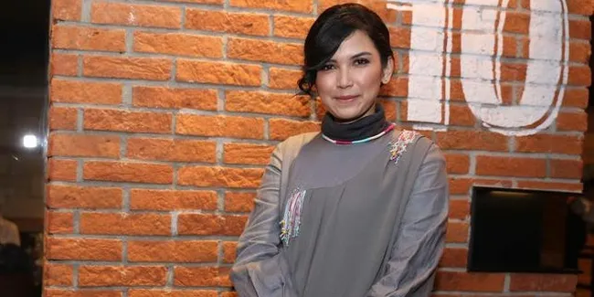 Dinda Kanyadewi, Asisten Artis Punya Masa Lalu Yang Kelam