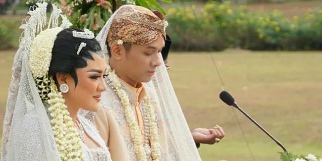 Dinikahi Ade Imam, Ini Mas Kawin Yang Diterima Vicky Shu