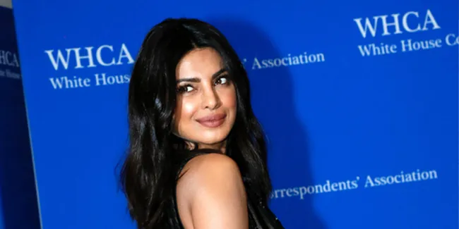 Dinner Bareng Barack Obama, Priyanka Chopra Pede Pamer Cleavage