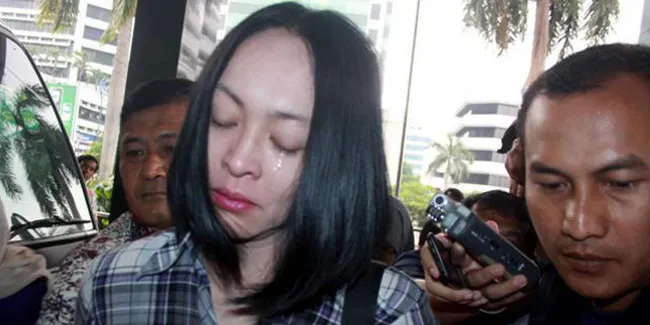 Ditanya Soal Vonis 12 Tahun, Angelina Sondakh Berurai Air Mata