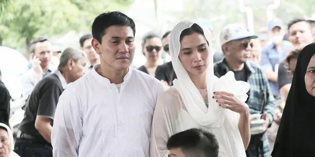 Ditemani Marsha Timothy, Vino G Bastian Menangis di Hadapan Ibunda