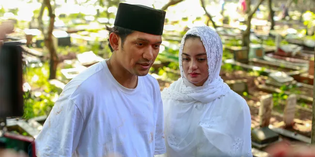 Ditemani Ririn Ekawati, Ibnu Jamil Tegar Antar Sang Ayah ke Peristirahatan Terakhir