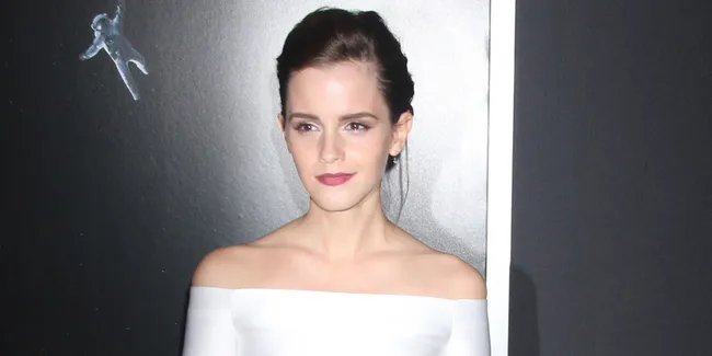 Dua Versi Emma Watson di Majalah Wonderland, Cantik Mana?